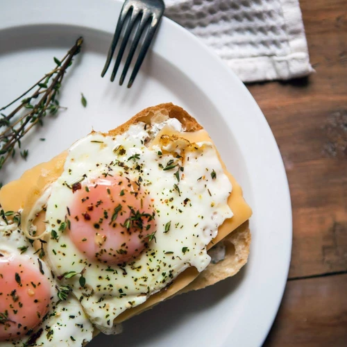 cafes__3975_White and Yolk